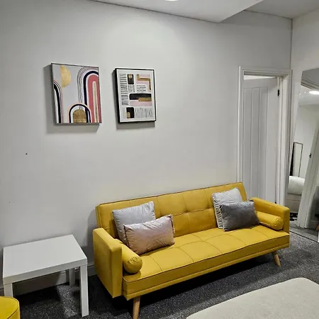 Spacious With Private Living Privatunterkunft *